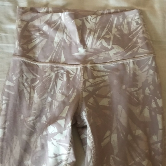 Lululemon leggings (crop) size 4 - Picture 3 of 3